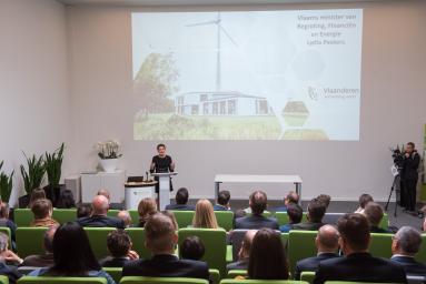 Vlaams minister van Energie, Lydia Peeters spreekt het publiek op de inhuldiging toe
